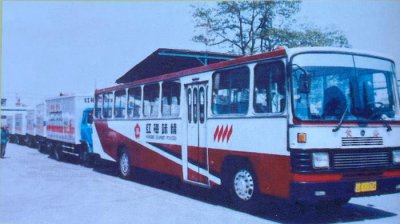80-90年代，红梅企业投放的公交车体广告