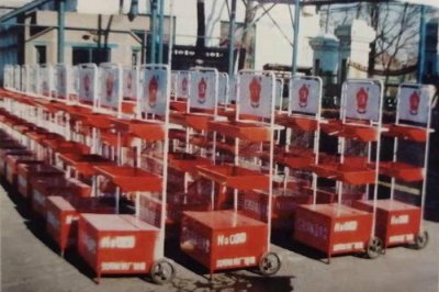 1999年，红梅企业通过沈阳市妇联给下岗女工提供流动售货车
